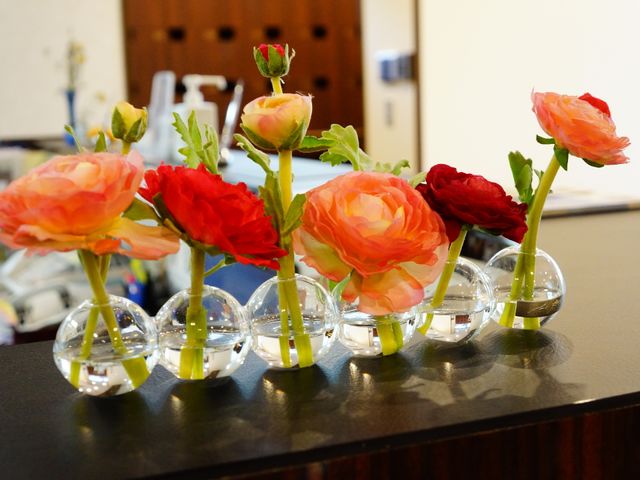 カラフルな花ロビー装飾 水差しの花 ロビーに飾られた鮮やかな花々が、訪れる皆様を優しく迎え入れます。明るく温かな雰囲気が漂う環境でお仕事できます。