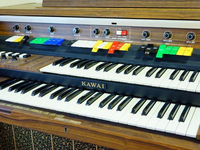 エレクトーンのアップ キーボード ゆったりと音楽が楽しめる空間には、色とりどりのボタンが並んだエレクトーンが設置されています。音楽を通じて、心豊かな毎日を支援します。