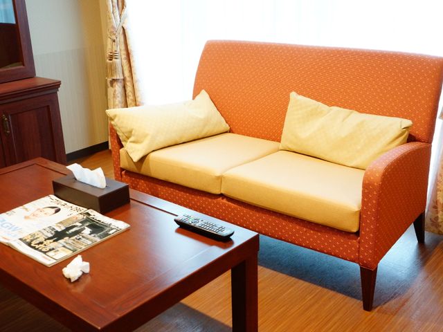 快適な居室の一角 談話室ソファ ソファとテーブルが配置された落ち着いた雰囲気の休憩スペースです。静かな時間を過ごすための心地よい環境が整っています。