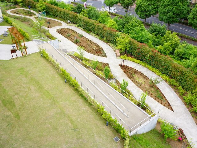 緑豊かな庭の全景 ケアガーデン空撮 手入れが行き届いた広々とした庭です。四季折々の自然を感じながら、ゆったりとした時間を過ごせる場所になっています。