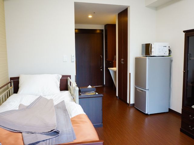 居室の清潔な一角 居室外側から 快適な居住空間が整えられた部屋です。個人のニーズに合わせた家具配置が可能で、居心地の良い生活が送れます。