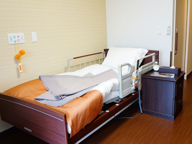 居心地の良い居室 ベッド きれいで機能的な居室です。快適な時間を過ごせるよう設計された空間が整っています。