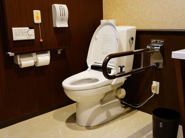 手すり付きの清潔なトイレ トイレ 手すりと床の滑りにくい素材で、安心してご利用いただけるトイレ空間です。車椅子の方も快適にお使いいただけます。