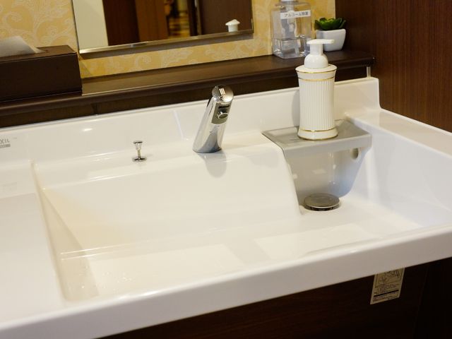 清潔な洗面台 トイレの洗面 使い勝手に配慮された広々とした洗面台です。毎日の身支度において快適な空間を提供いたします。