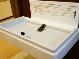 清潔な機能訓練室の備品