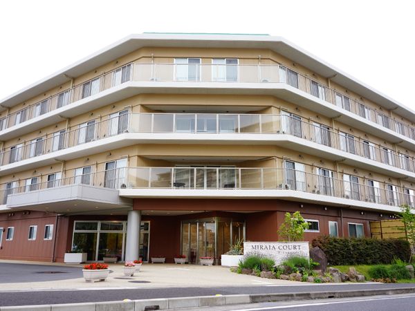 多階建ての明るい建物