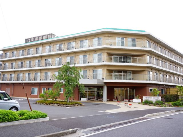 中規模の居住施設外観 外観遠景 心地よい環境を提供する外観です。緑に囲まれたエントランスは、来訪者を温かく迎え入れます。