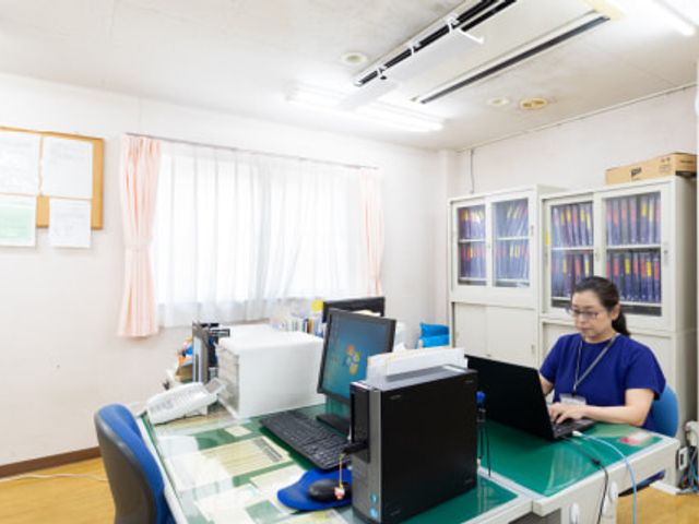 職員が業務を行う部屋 スタッフイメージ 自然光が差し込む明るいオフィスです。職員がリラックスして業務に集中できる環境が整っています。