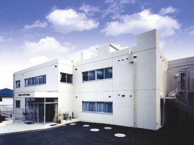 白い外壁の明るい建物