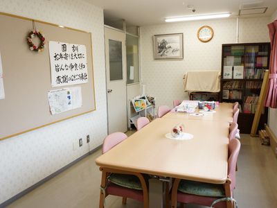 多目的スペースと時計