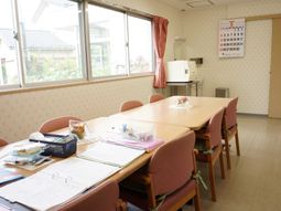 明るい居室のテーブルセット