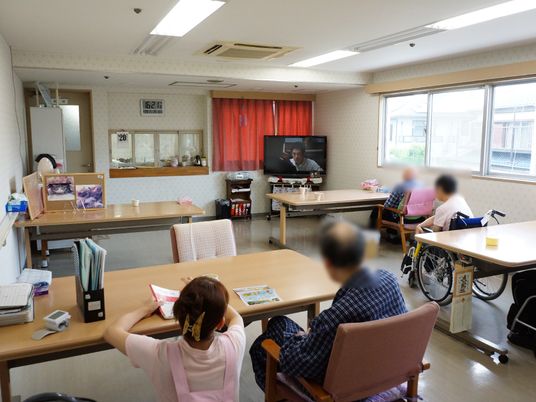 共有スペースでくつろぐ人々