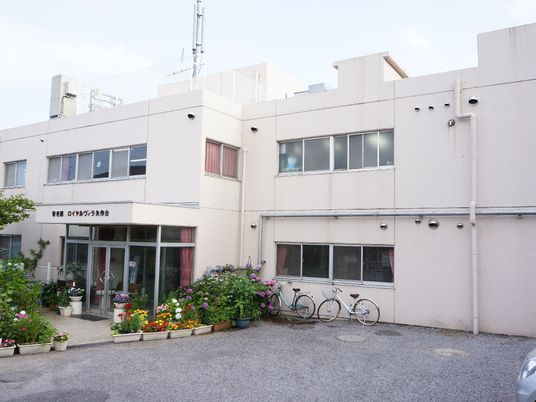 花々が飾る建物エントランス