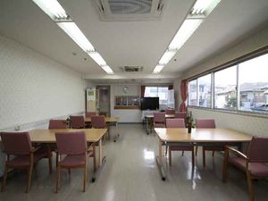 明るく広々とした食堂