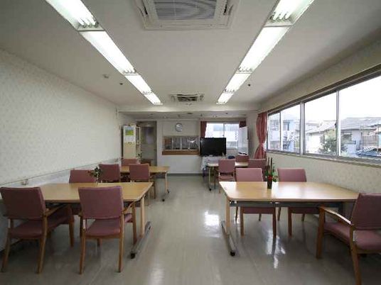 明るく広々とした食堂