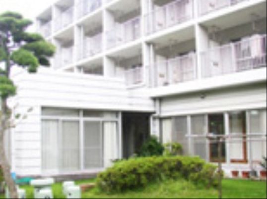 白い建物と緑の庭