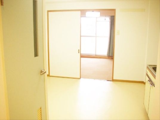 明るい和室への入口