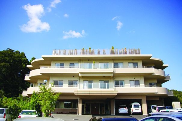 車が停められた建物の外観