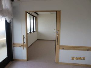 明るい多目的室の出入口  