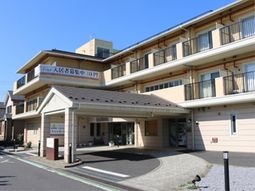 明るい外観のエントランス