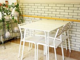 白いテーブルと椅子のセット