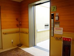 木目調エレベーターの入り口