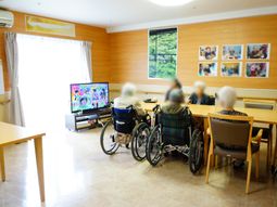明るい木目のリビング