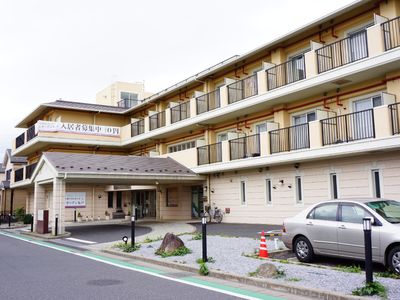 暖かみのある建物の外観