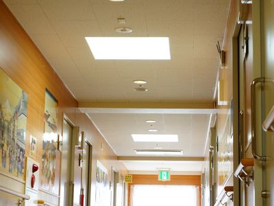 廊下の明るい様子