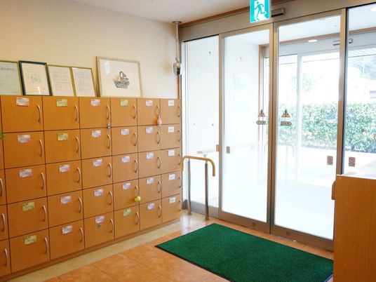 エントランスのロッカーと扉