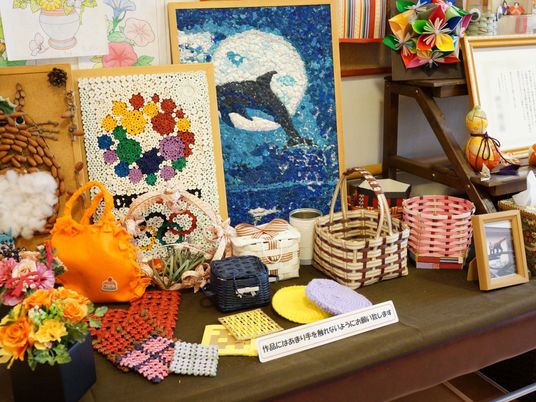 手作り作品の展示テーブル