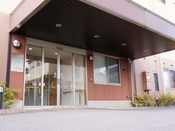 明るいエントランス外観