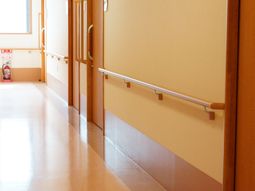 明るく清潔な廊下