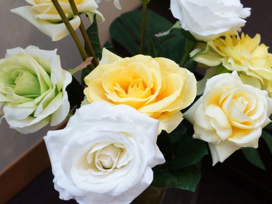 白と黄色の造花の花束