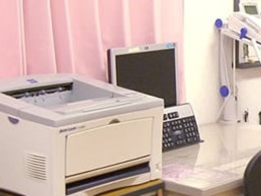 機器が並ぶ作業台  