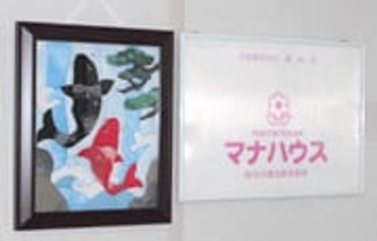 アートとロゴの廊下
