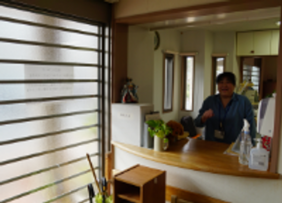 明るい受付カウンター