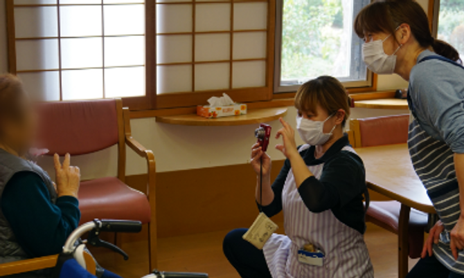 スタッフと利用者の交流風景