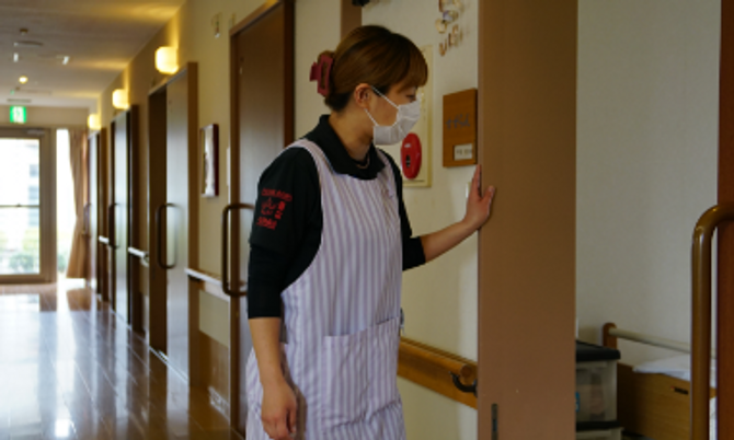 スタッフのいる廊下