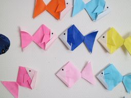 カラフルな折り紙の魚