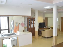家具のある広々とした空間