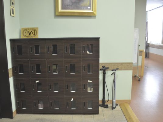 靴箱と手すりの廊下