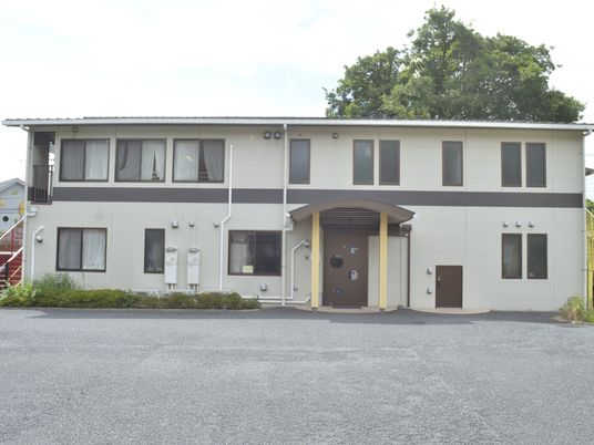 落ち着いた建物の外観