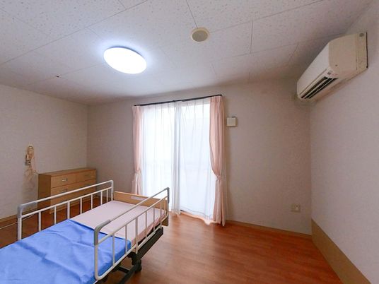 明るい洋室とベッド