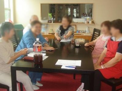 談笑する人々のダイニングルーム