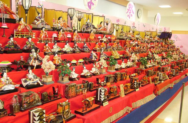 伝統的な人形の展示
