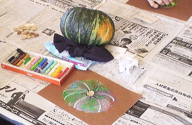 アート制作中のテーブル
