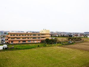 建物と田畑の外観  