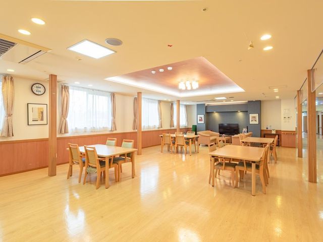 食堂兼機能訓練ス ペース 全員が集まれる食堂は、明るく開放的な空間です。レクリエーションや季節ごとのイベント（夏祭りやクリスマス会など）でも使っており施設内でも一番賑やかな場所です。