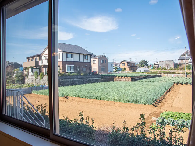 食堂からの景色 食堂の窓の向こうには、畑が広がっています。景色も楽しみながら、厨房でつくった温かく・美味しく・健康的
な食事をお召し上がりいただけます。